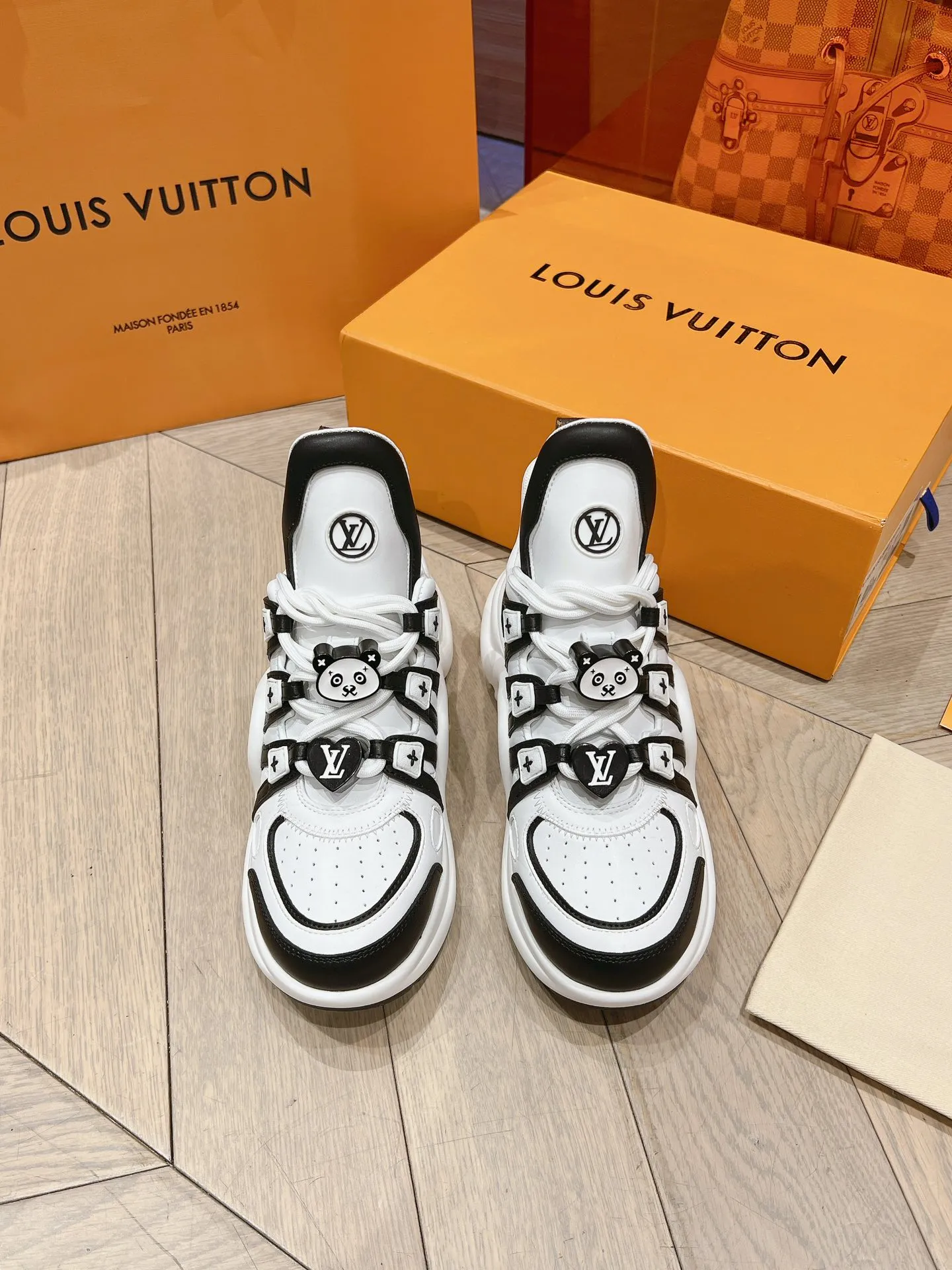 👟👟Ex-factory price 720👟👟 LV 2024 new model, Chinese Valentine's Day limited edition, fresh and refined colors, each color is equipped with different buckles, each with its own unique charm.  Cowhide color-blocked ventilated arch bridge dad shoes. Wear them for travel and dates, and you will be the center of attention.  Code number: 35-40 (41 customized)
